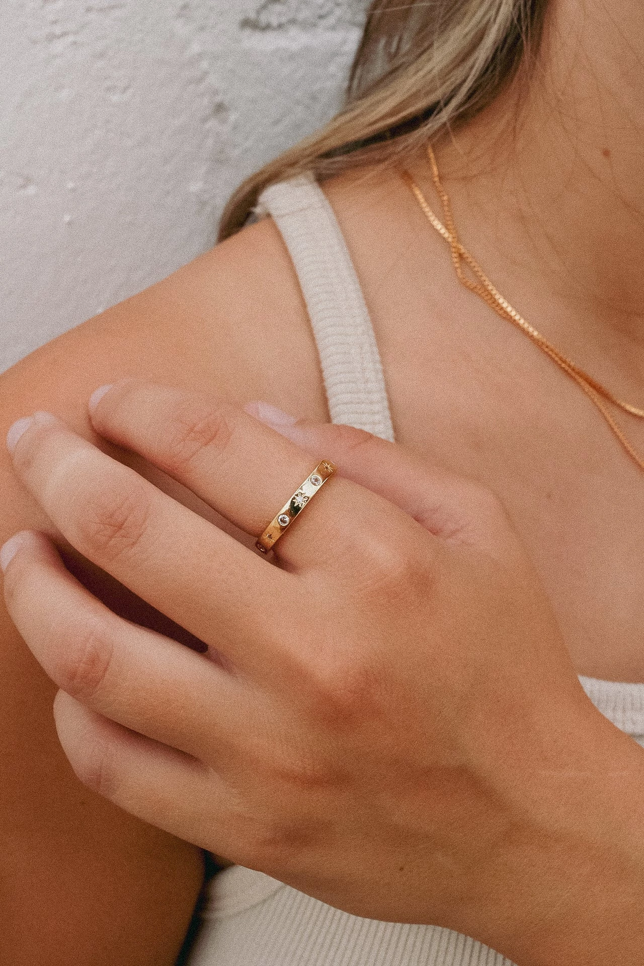 ZOU Star Band Ring In Gold - Elegant & Stylish Jewelry for Women 4 ZOU Star Band Ring In Gold